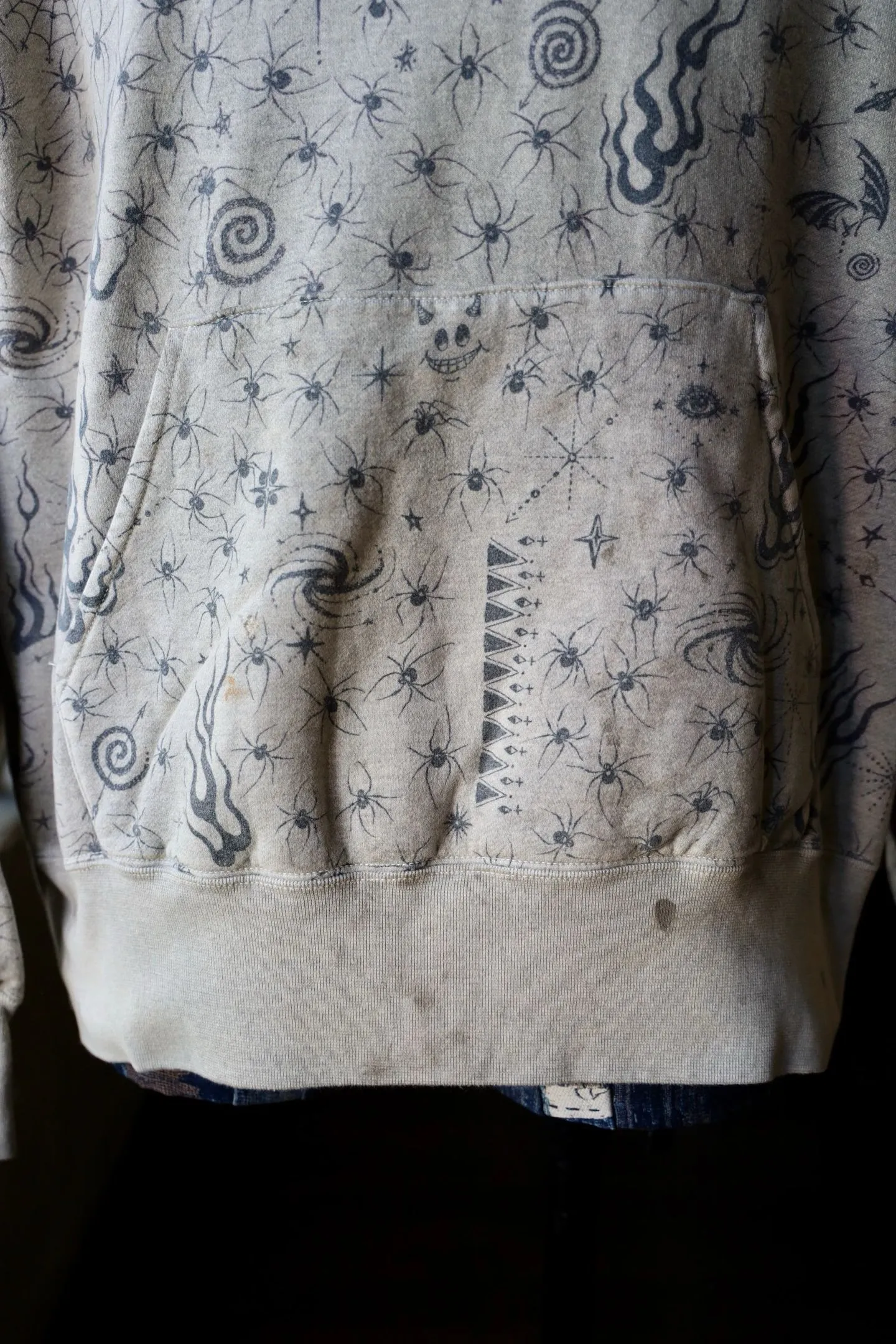 SAINT Mxxxxxx x DR. WOO HOODIE ' Dr.Woo ' /GRY Flame Swirl Spider Web Hoodie Distressed Gray S-XL Custom-woven and dyed nostalgic gray fabric. After printing, the garment is sprayed with potion to cause the fabric to oxidize and fade. A large number of artificial fabric destruction processes are added to make the whole piece of clothing look aged and unique like a work of art. This hoodie is co-branded with a famous tattoo design artist and customized with a full set of Dr.Woo accessories. Bringing you authentic items!